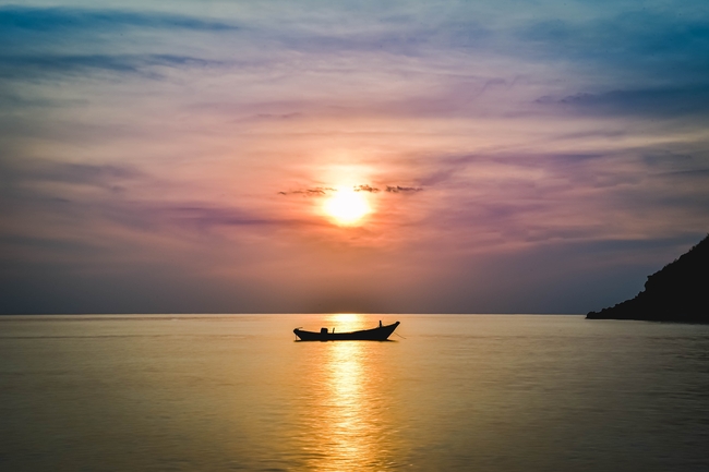 黄昏夕阳湖泊风光摄影图片