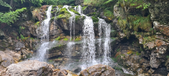 山水岩石瀑布风光摄影图片