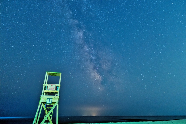 海边蓝色星空繁星点点图片