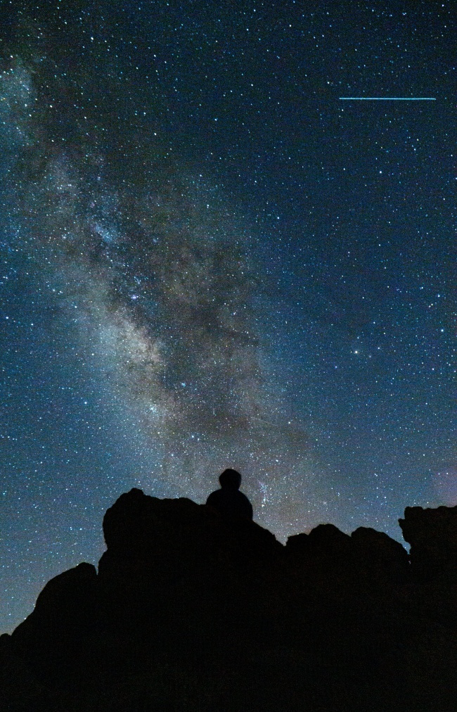高山夜晚星空图片