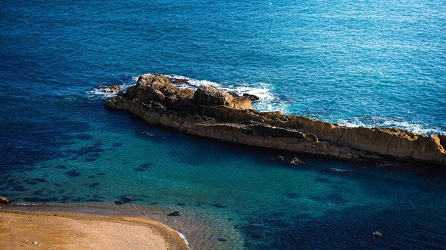唯美蓝色大海海岸线摄影图片