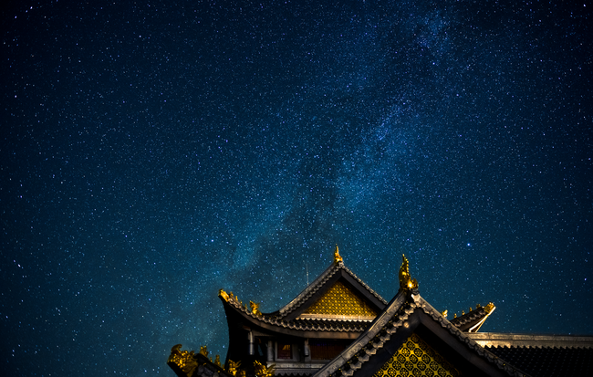 唯美古建筑蓝色星空摄影图片