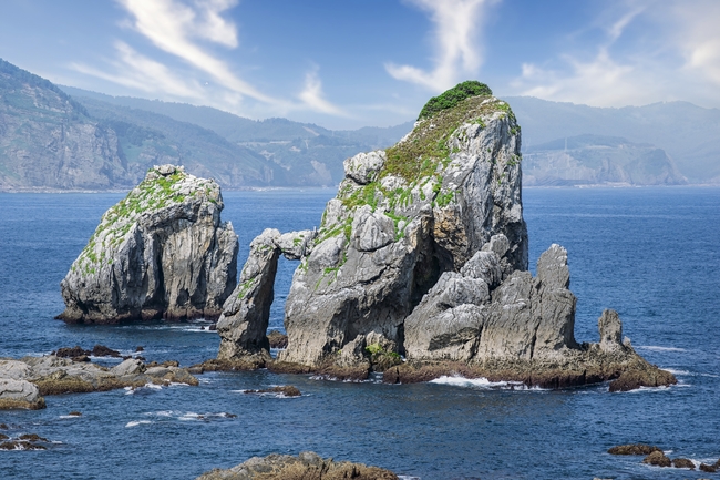 蓝色天空海岸岩石风光摄影图片