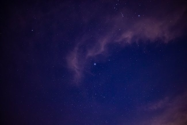 紫色夜空繁星点点摄影图片