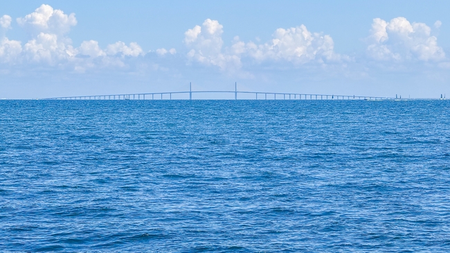 蓝色天空白云水波荡漾大海风景图片