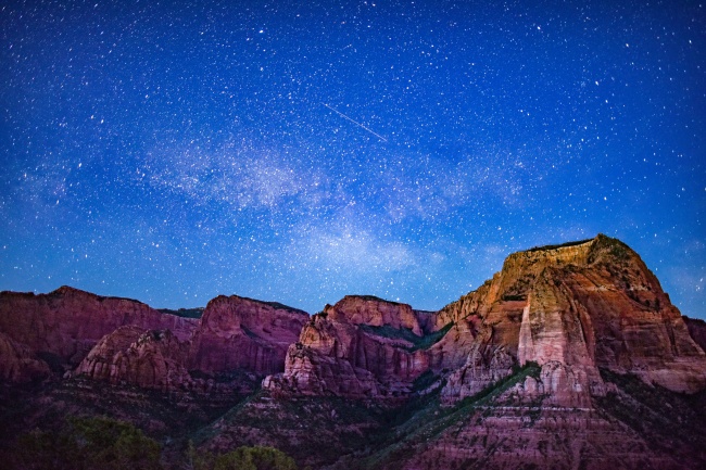 蓝色星空高山图片