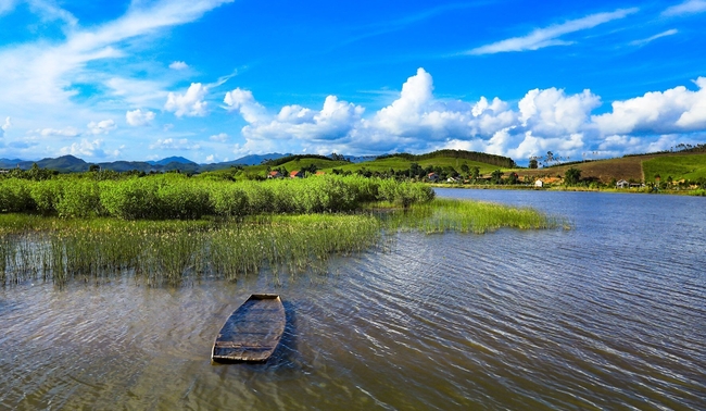 蓝天白云芦苇荡湖泊小船图片