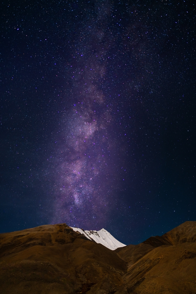 唯美雪山紫色星空摄影图片